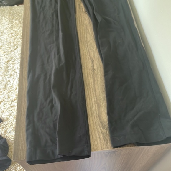 Size 4 roots soft flare yoga pants - Picture 2 of 2